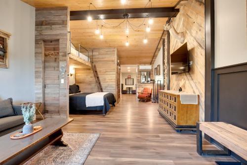 Unique Stay on Harrison Hills Trails with Sauna! in Tomahawk, USA