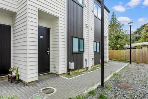 مدخل, Urban Pulse Townhouse with parking in أوتاهوهو