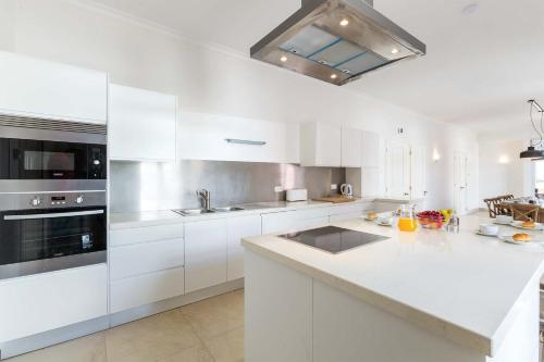Kitchen, Villa Ataboeira in Guia