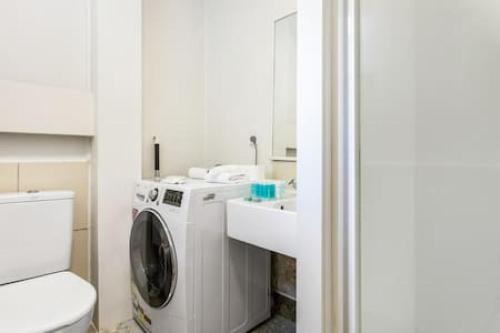 Sunny Side Getaway with views and deck