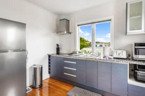 Konyha, Sunny Side Getaway with views and deck in Glen Eden