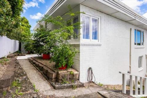 Top-Floor Three-Bedroom Close to WestCity - Apartment - Auckland