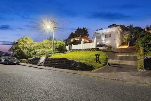 A szálláshely kívülről, Sunny Side Getaway with views and deck in Glen Eden