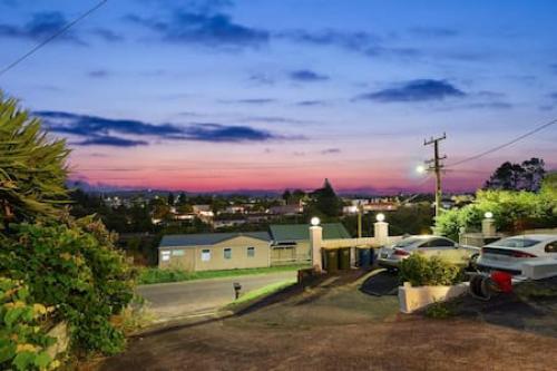 Top-Floor Three-Bedroom Close to WestCity, Auckland