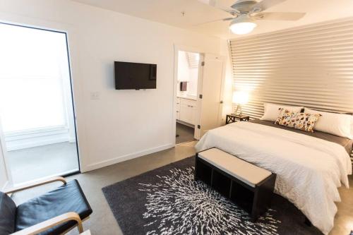 Moon 101 - Full Moon Suite - 2BR 2 5 Bath + Living