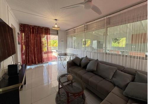 Spacieux haut de villa avec terrasse et jardin in Les Abymes