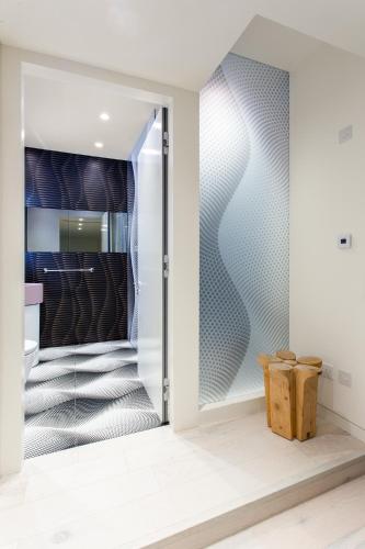 Designer Apartment in Mayfair - Tap to explore photos