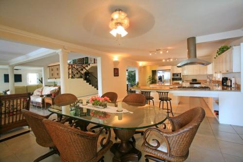ห้องครัว, Beautiful 5-Bedroom Villa Ashiana in Marigot Bay villa in อ่าวมาริกอท