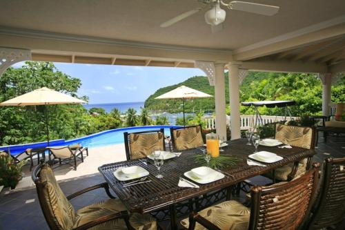 ระเบียง/ชานเรือน, Beautiful 5-Bedroom Villa Ashiana in Marigot Bay villa in อ่าวมาริกอท