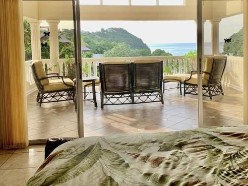 ระเบียง/ชานเรือน, Beautiful 5-Bedroom Villa Ashiana in Marigot Bay villa in อ่าวมาริกอท