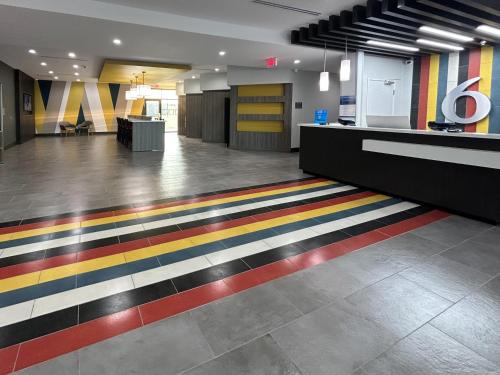 Лобби, Motel 6 Dallas, TX - Methodist Charlton Medical Ctr. in Аэропорт Даллас Экзекьютив