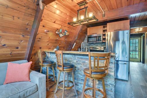 Walk to Ski Lift! Charming Hunter A-Frame in Lanesville, USA