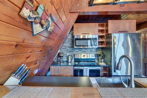 Walk to Ski Lift! Charming Hunter A-Frame in Lanesville, USA