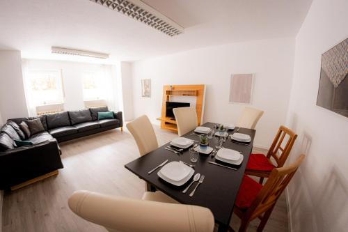 Yello Homes - großes Apartment - Am Waldrand, 15 min bis Nürnberg Messe, für 8 Personen, 2 WC's in Schwarzenbruck, Deutschland