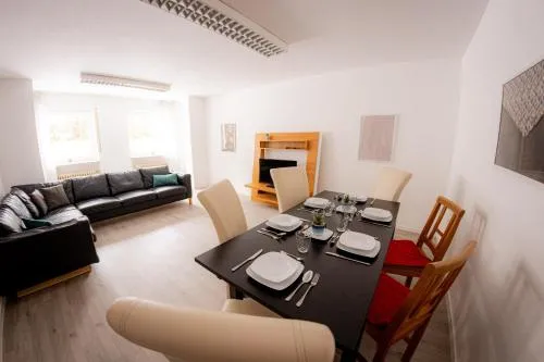 Yello Homes - großes Apartment - Am Waldrand, 15 min bis Nürnberg Messe, für 8 Personen, 2 WC's in Schwarzenbruck, Deutschland