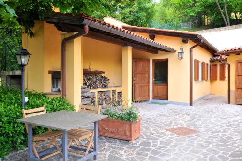 One bedroom house with shared pool and wifi at Gattaia