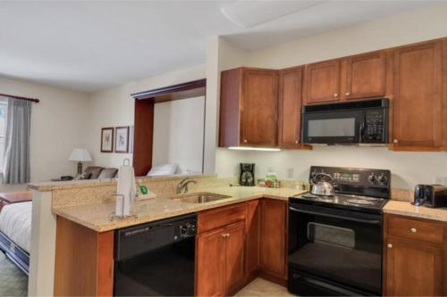 Hunter Mtn Slopeside Ski Resort w HotTub Heated Pool Sauna and Fireplace in Hunter, USA
