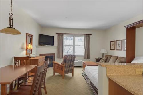 Hunter Mtn Slopeside Ski Resort w HotTub Heated Pool Sauna and Fireplace in Hunter, USA