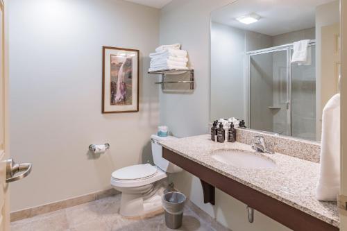 Hunter Mtn Slopeside Ski Resort w HotTub Heated Pool Sauna and Fireplace in Hunter, USA