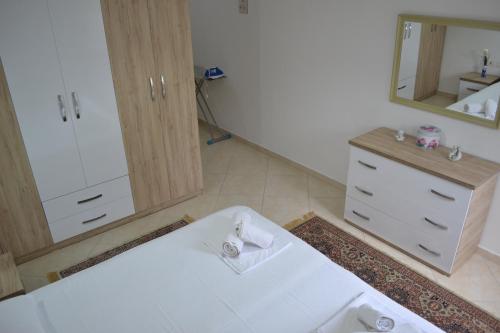 Flowers & Green 2 Bedrooms Apartment & Box Garage, Wlora (zdjęcie 8)