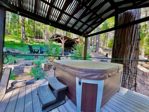 Cabin in the Trees - Hot Tub