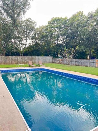 Cozy & Private home w/ in-ground pool in Warner Robins, USA