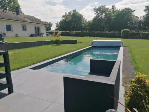 Peldbaseins, chambre rouge privée avec piscine (chambre rouge privee avec piscine) in Saint-Didier-de-la-Tour