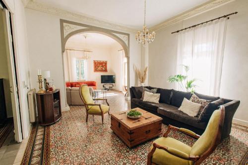 5 Bed Villa - Sleeps 10 - Pets - Pool - Parking in Saint-Jean-Pla-de-Corts