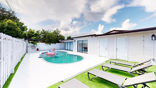 Casa Lucia 5BR Luxury Home with Pool Near Hard Rock Casino in Hollywood, USA