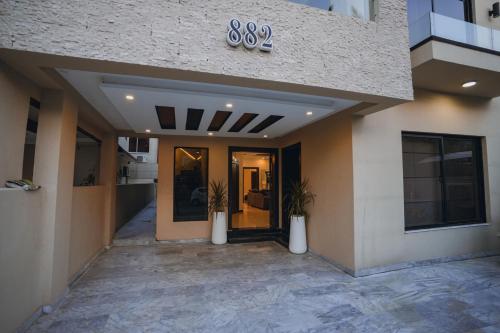 3 Bed Upper Unit w/Rooftop Oasis by Homrise photo 1