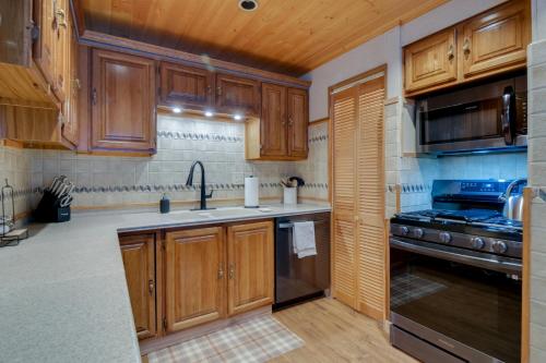 Riverside Colorado Cabin with Deck and Hot Tub in Dumont, USA