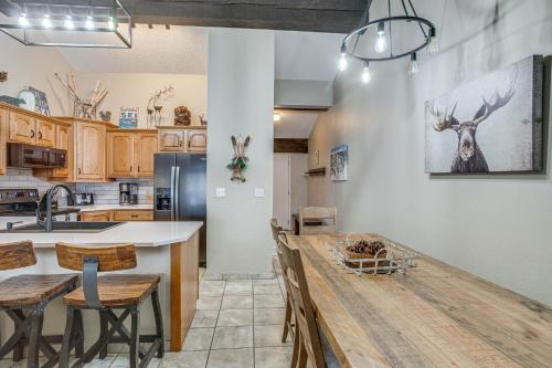 Colorado Escape with Pool Access and Mountain Views! in Avon, USA