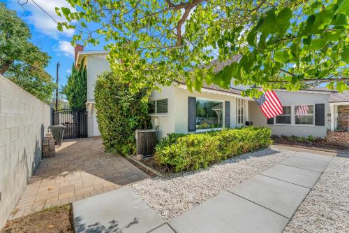 Cheerful 2-Bedroom Home in LA with Mountain View in Glendora, USA