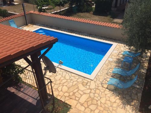  Fabris Apartments with pool and top location near sea, Pension in Novigrad