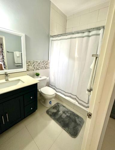 Zuhanyzó, 2 Love Birds Abode 3 Minutes to Beach in Corral Spring