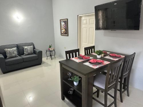 Konyha, 2 Love Birds Abode 3 Minutes to Beach in Corral Spring