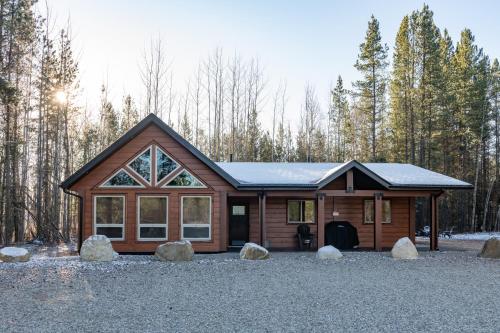 The Evergreen Cabin - Yellowhead Highway