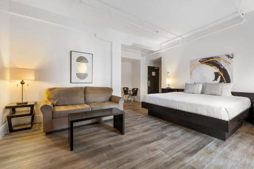 Deluxe Plus Room / Kitchenette / Animals Permitted on 1st floor ($) image 9