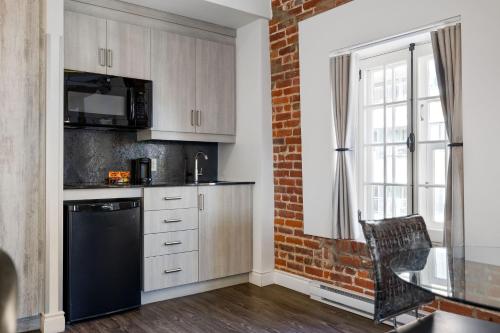 Deluxe Plus Room / Kitchenette / Animals Permitted on 1st floor ($) image 2
