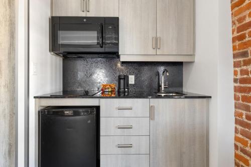 Deluxe Plus Room / Kitchenette / Animals Permitted on 1st floor ($) image 5