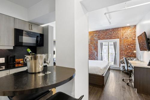 Deluxe Room / Kitchenette / Animals Permitted on 1st floor ($) image 4