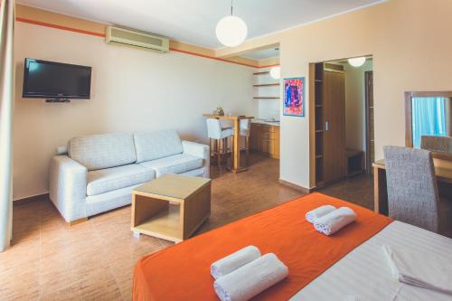 1 double bed, 1 sofa bed
