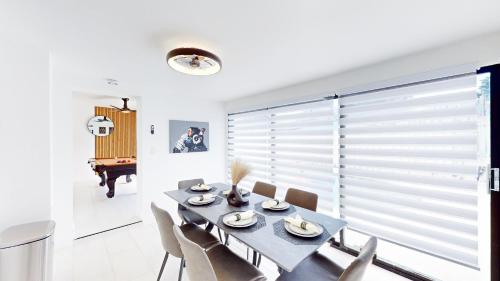 Casa Lucia 5BR Luxury Home with Pool Near Hard Rock Casino in Hollywood, USA