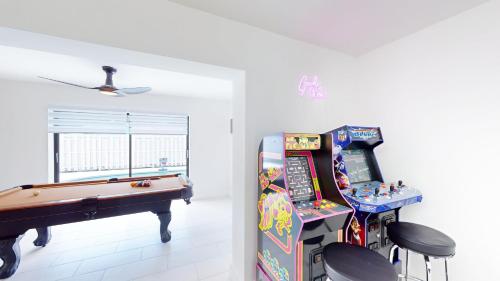 Casa Lucia 5BR Luxury Home with Pool Near Hard Rock Casino in Hollywood, USA