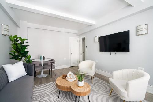 73-201 New 1BR 1Bth UWS Doorman Gym in New York, USA