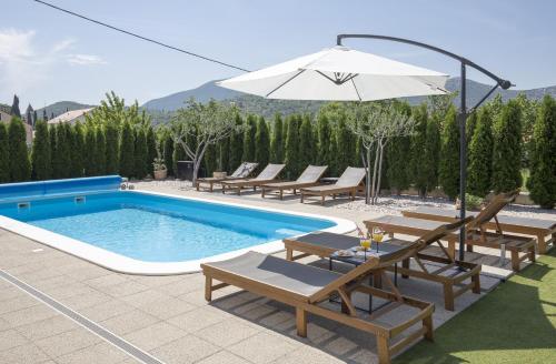 Holiday Home EB with Heated Pool – khách sạn tại Gata