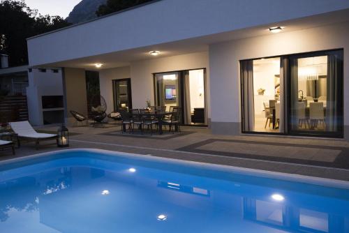Holiday Home EB with Heated Pool