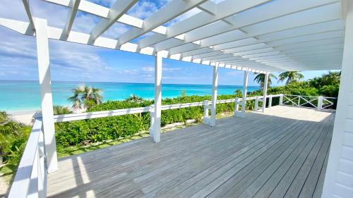 Eleuthera Retreat - Villa & Cottages on pink sand beachfront