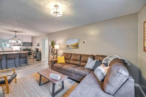 Cozy Cave Run Lake cabin with deck & fire pit! Pet-friendly near Red River Gorge in Frenchburg, USA
