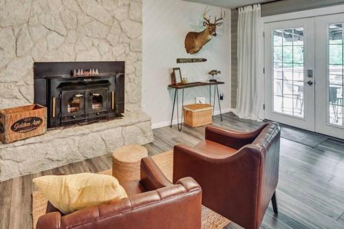Cozy Cave Run Lake cabin with deck & fire pit! Pet-friendly near Red River Gorge in Frenchburg, USA